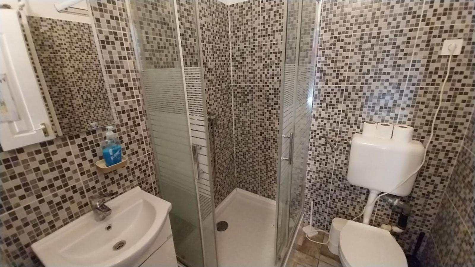 Aradi Rooms With Private Bathroom In The City Centre بودابست المظهر الخارجي الصورة