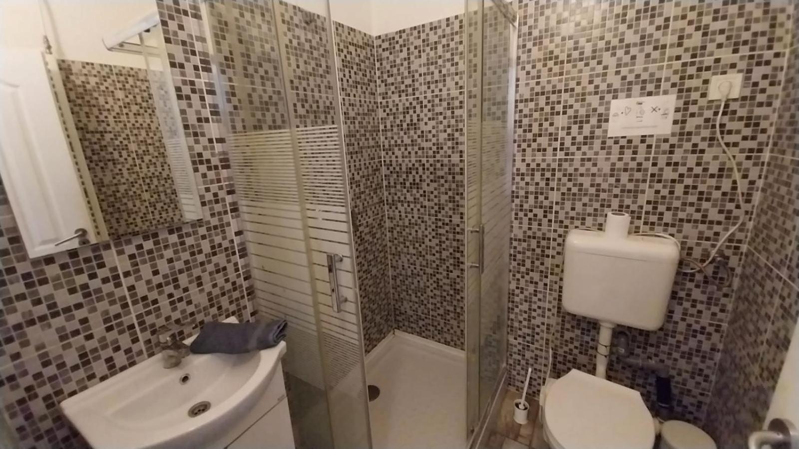 Aradi Rooms With Private Bathroom In The City Centre بودابست المظهر الخارجي الصورة
