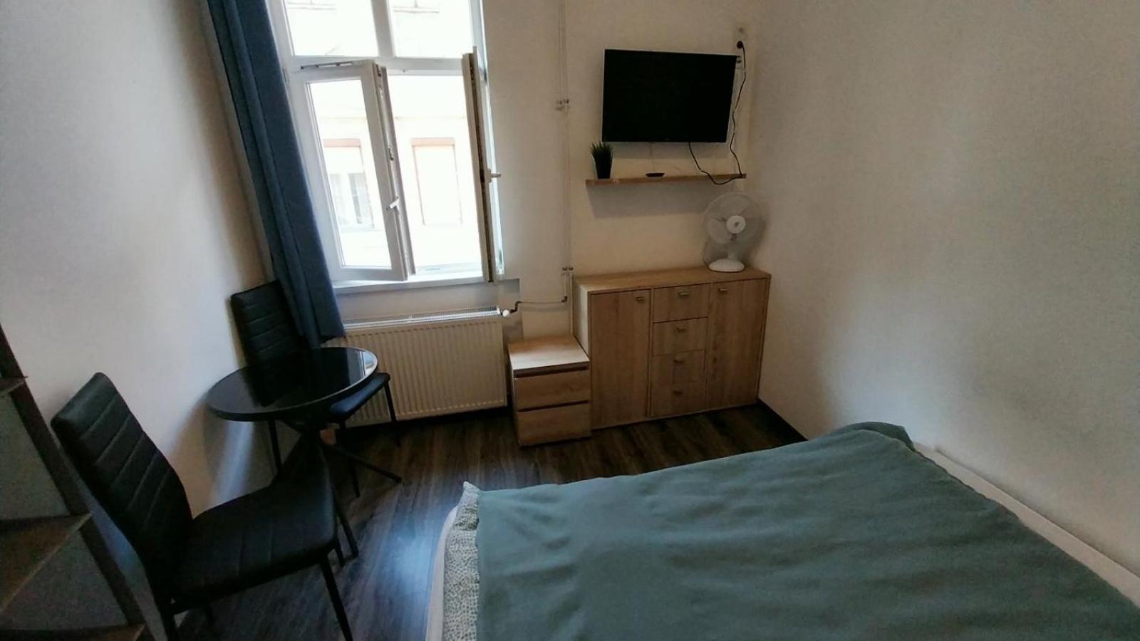 Aradi Rooms With Private Bathroom In The City Centre بودابست المظهر الخارجي الصورة