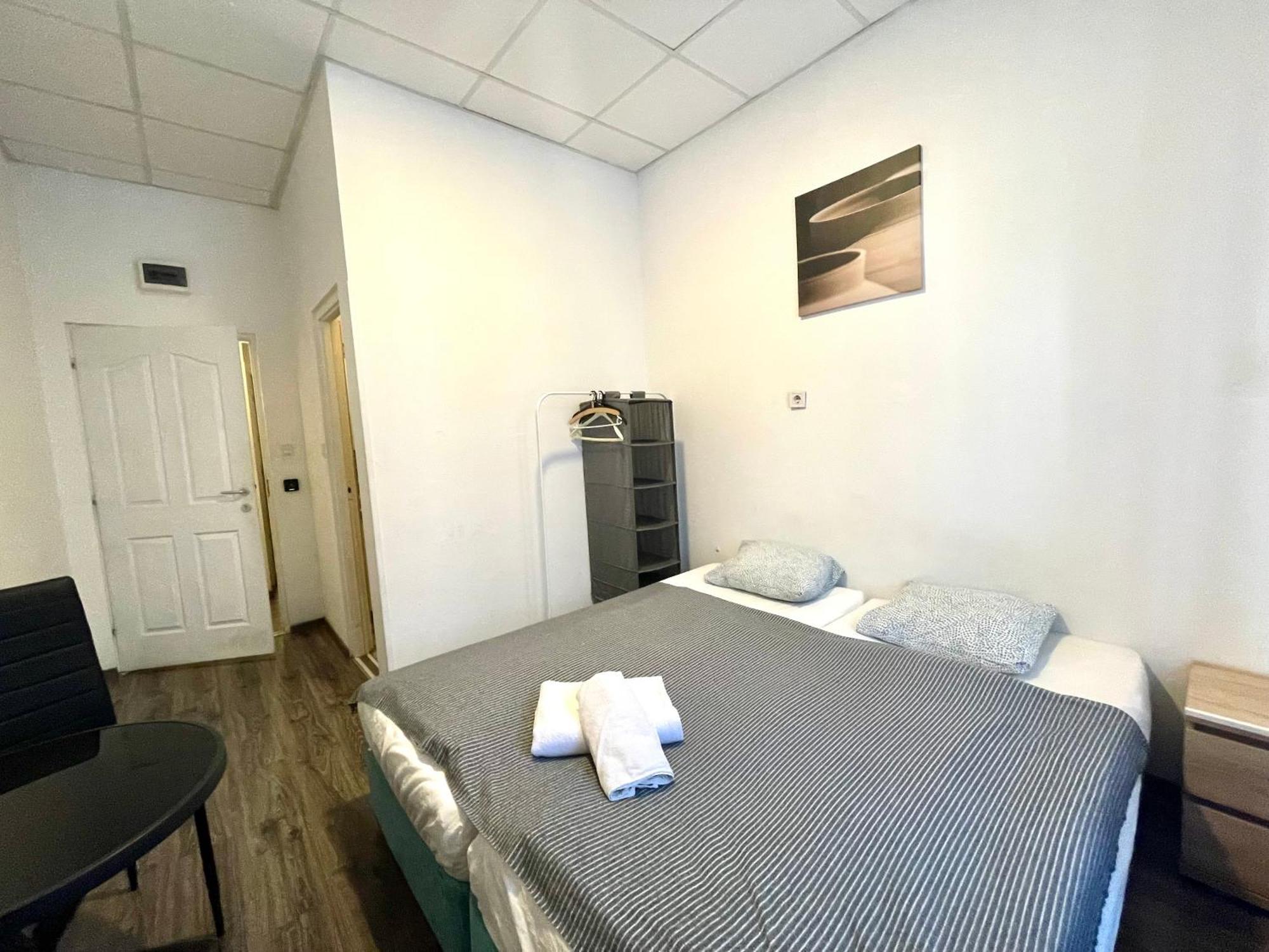 Aradi Rooms With Private Bathroom In The City Centre بودابست المظهر الخارجي الصورة