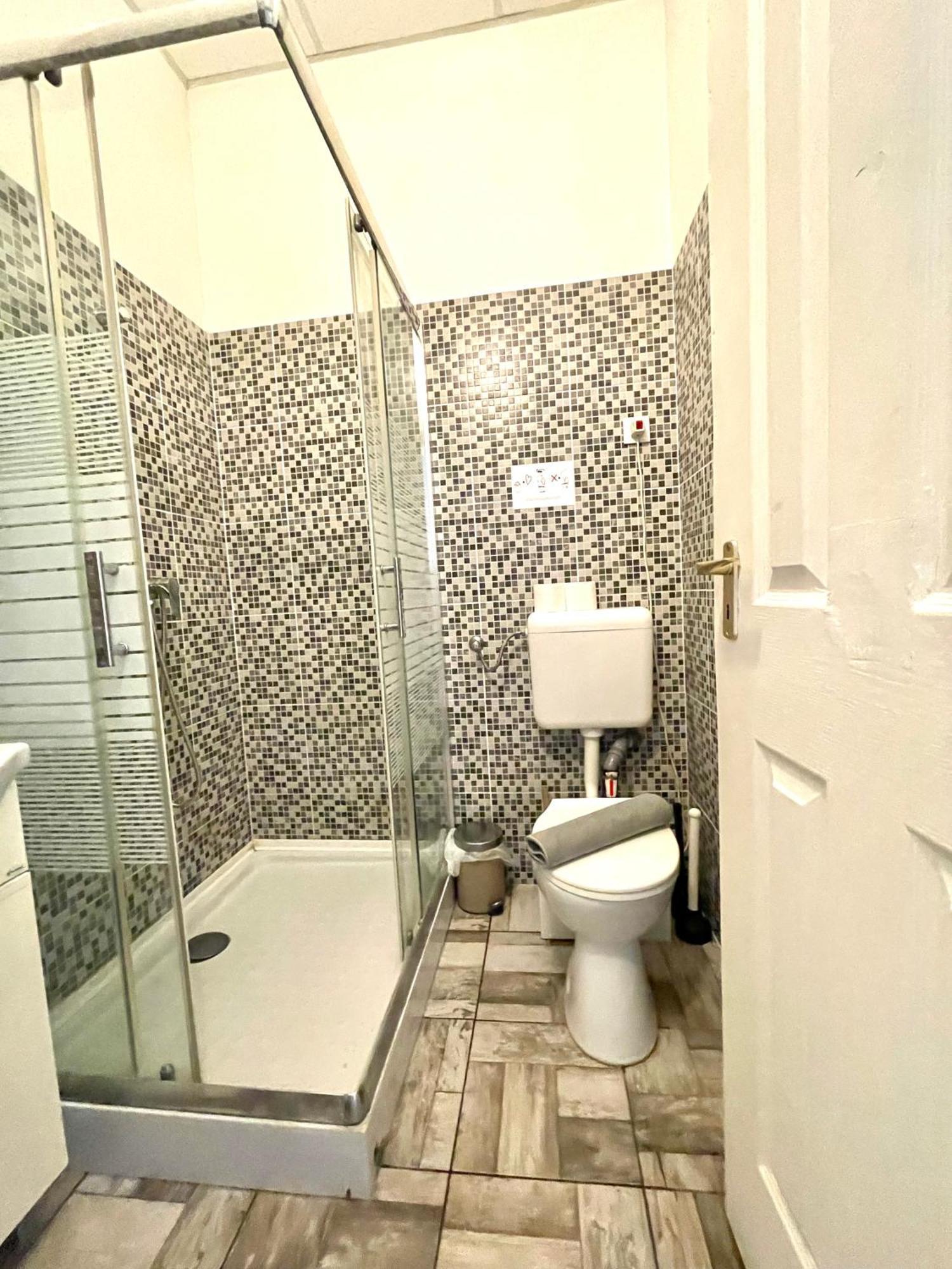 Aradi Rooms With Private Bathroom In The City Centre بودابست المظهر الخارجي الصورة