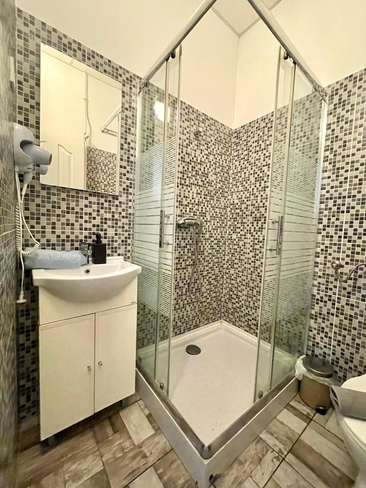 Aradi Rooms With Private Bathroom In The City Centre بودابست المظهر الخارجي الصورة