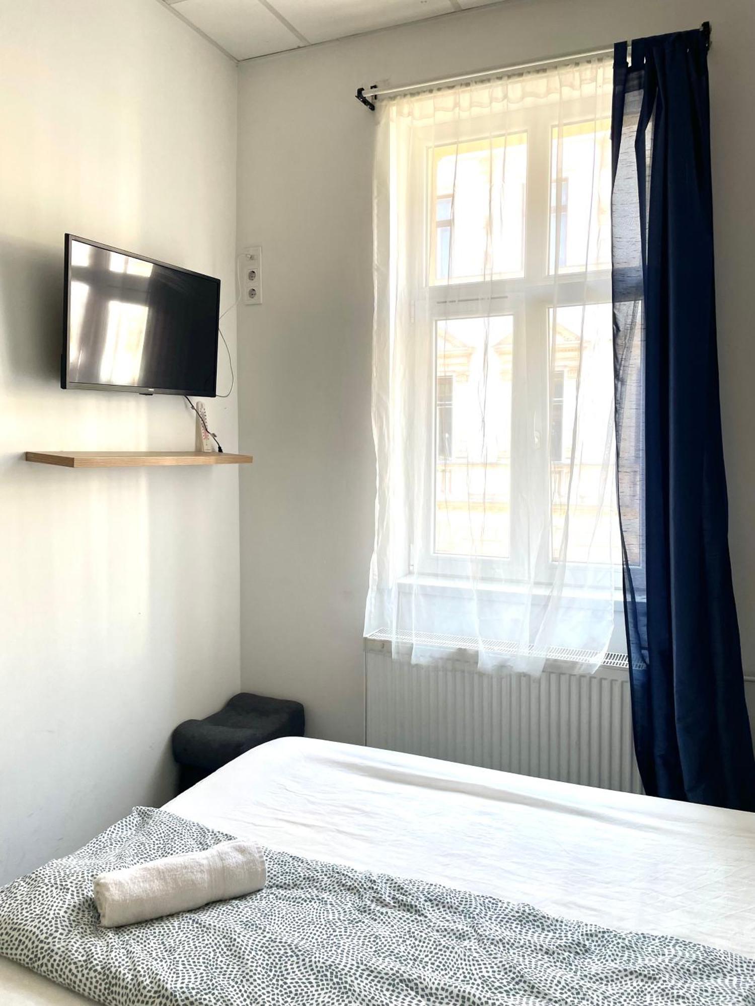 Aradi Rooms With Private Bathroom In The City Centre بودابست المظهر الخارجي الصورة